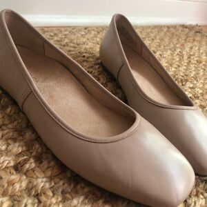 New: Vionic Orinda Flat in Putty Leather. Size 39 Narrow